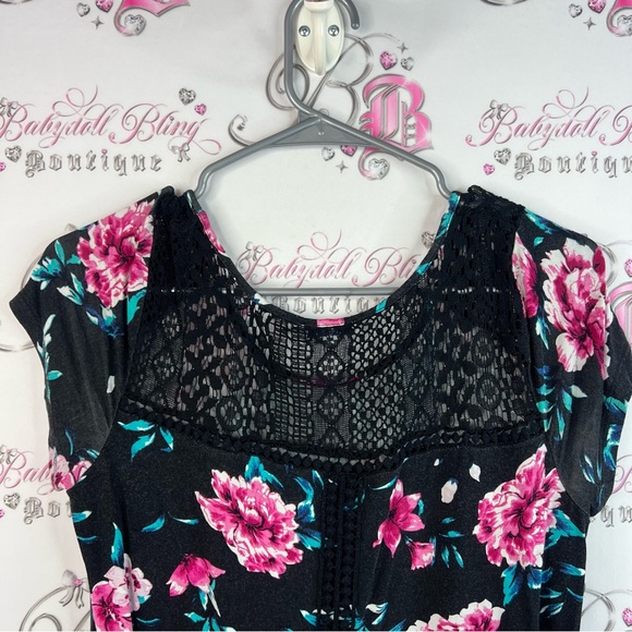 Ricki’s tshirt crochet back ink blue white Floral Black Top with Lace Trim - Picture 7 of 11